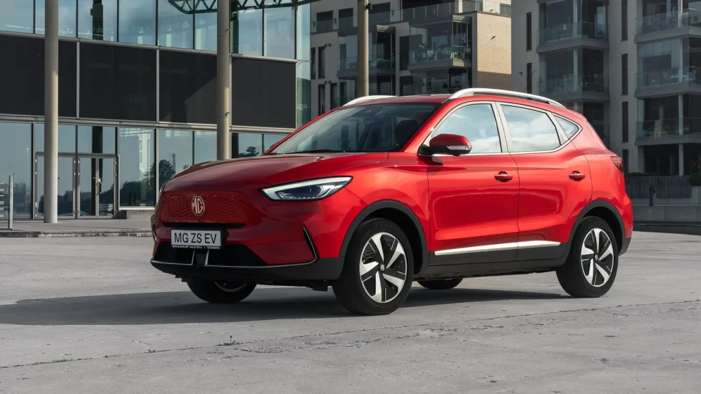 Rød MG elbil ved bygg, reklamerer for MG4 tilbud.