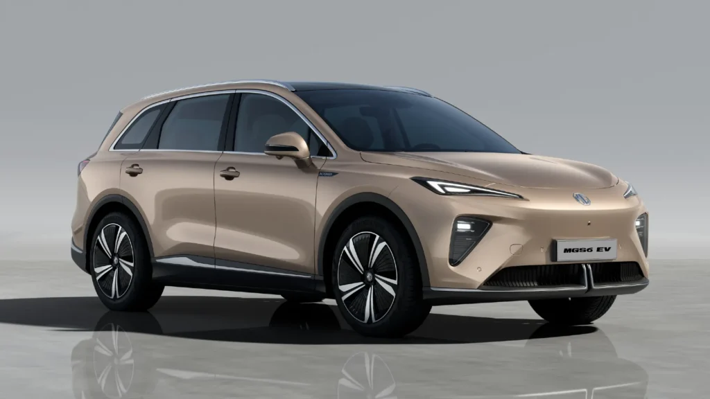 Beige MG MG5 EV elbil parkert mot nøytral bakgrunn.