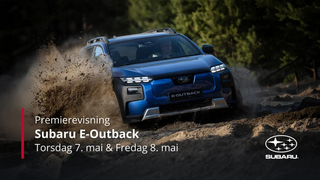 Blå Subaru E-Outback kjører i sand, trær bak.